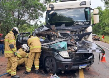 Três pessoas da mesma família morrem após carro bater de frente com carreta carregada de eucaliptos na Bahia