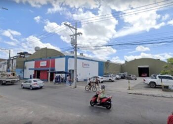 Homem morre após cair de 10 metros de altura durante serviço em supermercado de Salvador