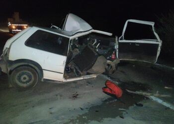Homem morre e outros dois ficam gravemente feridos após batida entre carro e duas carretas no sul da Bahia
