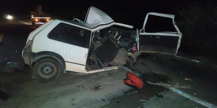 Homem morre e outros dois ficam gravemente feridos após batida entre carro e duas carretas no sul da Bahia
