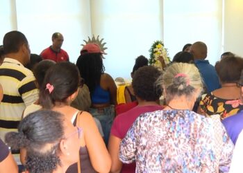 Corpo de idosa atingida por balas perdidas dentro de casa durante operação policial em Salvador é enterrado sob forte comoção
