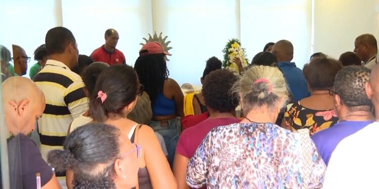 Corpo de idosa atingida por balas perdidas dentro de casa durante operação policial em Salvador é enterrado sob forte comoção