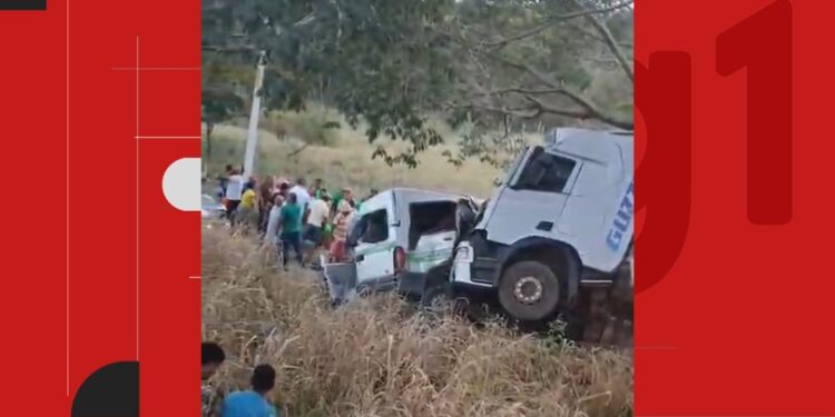 Onze pessoas morrem após batida entre van e carreta na Bahia
