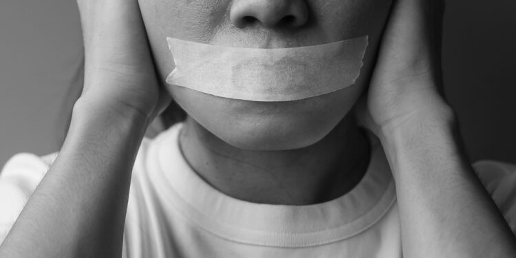 92% das agressões contra mulheres ocorreram diante de testemunhas, diz pesquisa