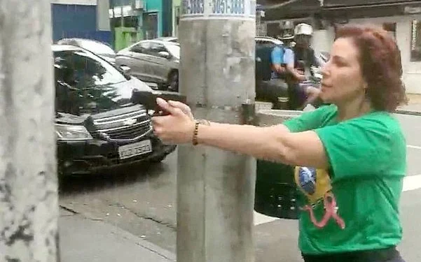 STF tem 4 votos para condenar deputada federal Carla Zambelli a 5 anos de prisão