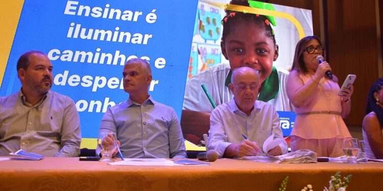 José Ronaldo assina termo de posse para 188 professores assumirem salas de aula imediatamente