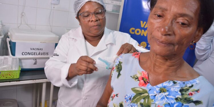 Prefeitura de Feira avança na vacinação contra a gripe em locais estratégicos