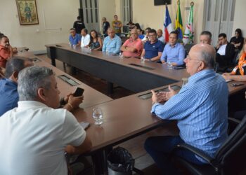 José Ronaldo e comerciantes da Sales Barbosa debatem desenvolvimento de Feira