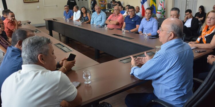 José Ronaldo e comerciantes da Sales Barbosa debatem desenvolvimento de Feira