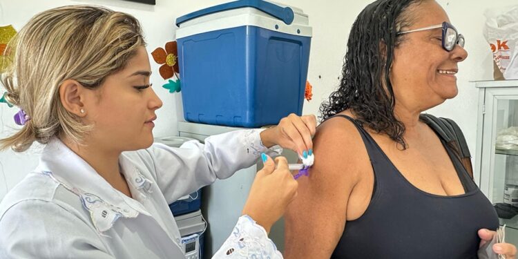 Vacinação contra Influenza H1N1 é realizada no Centro de Convivência Zazinha Cerqueira