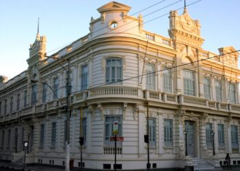 Prefeitura funciona em horário normal nesta quarta; decreto é republicado por incorreção