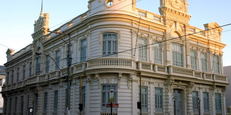 Prefeitura funciona em horário normal nesta quarta; decreto é republicado por incorreção