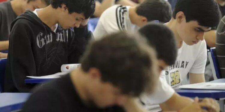 Censo Escolar 2024: Ensino médio integral cresce 12%, e número de professores bate recorde