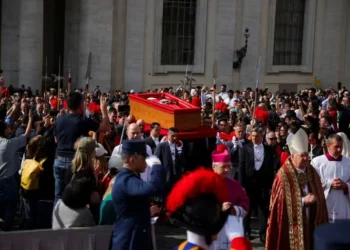 Fé e comoção marcam velório do Papa Francisco na Basílica de São Pedro