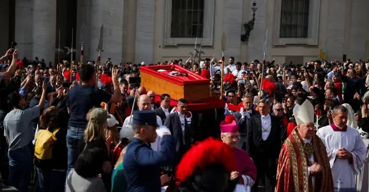 Fé e comoção marcam velório do Papa Francisco na Basílica de São Pedro