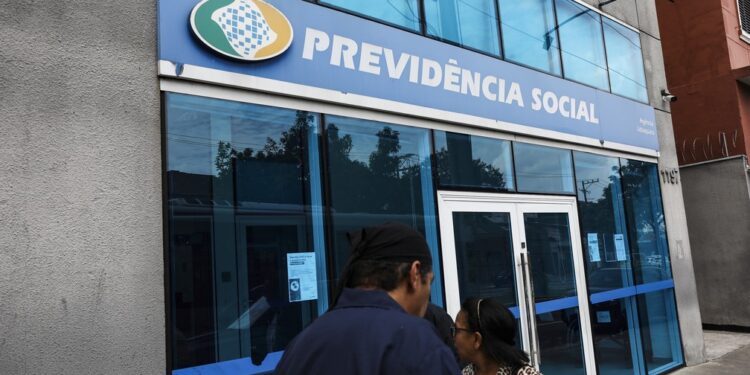 Fraude no INSS: aposentados registraram, no 1º semestre de 2024, 742 mil reclamações sobre descontos indevidos