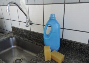 Após morte de homem que inalou substância ácida na Bahia, especialista alerta para uso de produtos durante a faxina