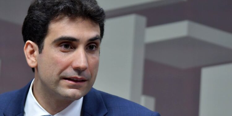 BC diz que brasileiros gastam até R$ 30 bilhões por mês com bets e que não tem poderes para impedir uso do Bolsa Família em apostas