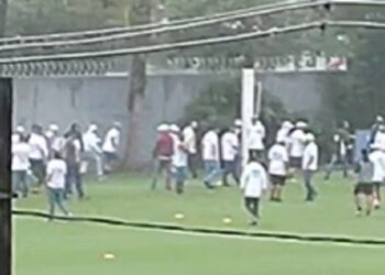 Torcedores organizados do Santos invadem o CT Rei Pelé para cobrar jogadores