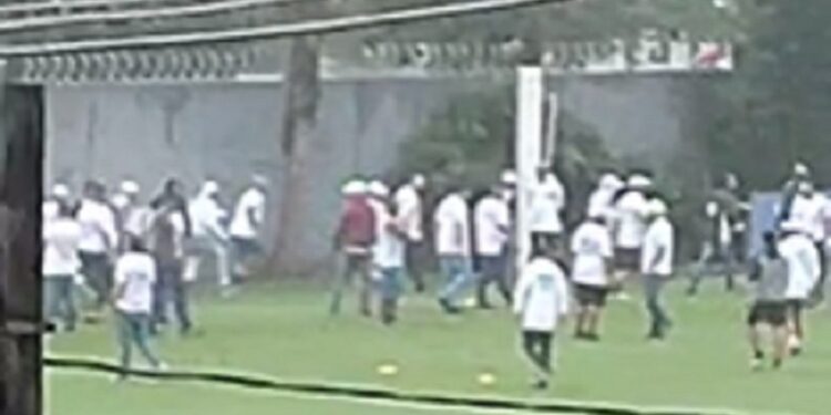 Torcedores organizados do Santos invadem o CT Rei Pelé para cobrar jogadores