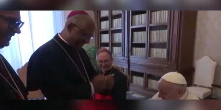 Arcebispo baiano e padre que presentearam papa com pandeiro feito por quilombolas relembram encontro no Vaticano