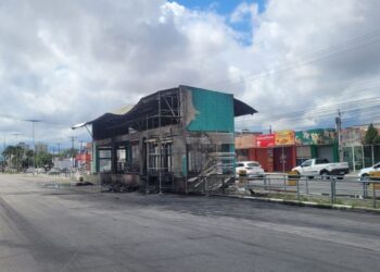 Ônibus pega fogo em estação do BRT no interior da BA