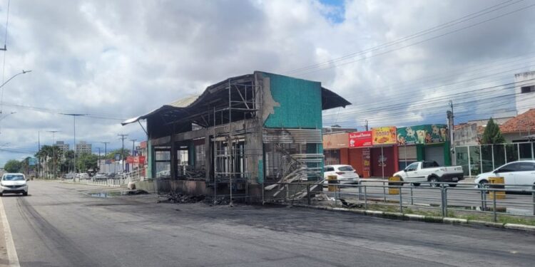 Ônibus pega fogo em estação do BRT no interior da BA