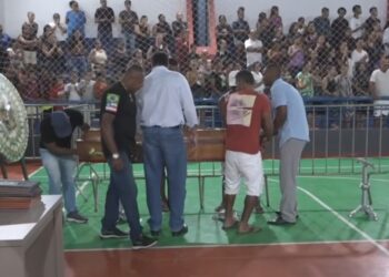 Sepultamento marca despedida de 11 vítimas da batida entre van e carreta na Bahia