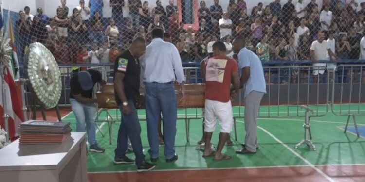 Sepultamento marca despedida de 11 vítimas da batida entre van e carreta na Bahia