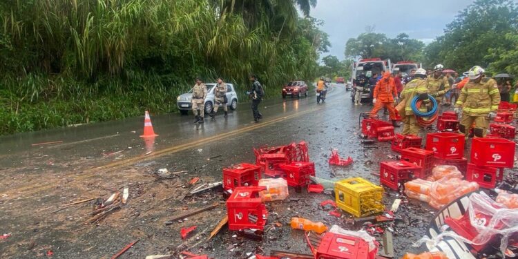Três funcionários de cervejaria morrem após acidente entre caminhões na Bahia