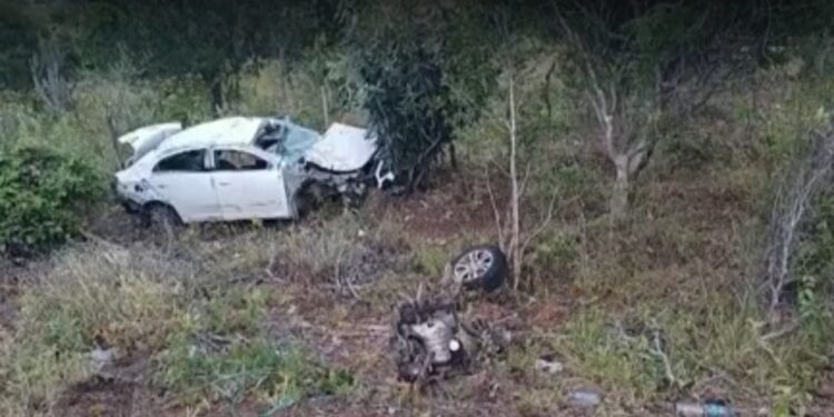 Duas pessoas morrem e três ficaram feridas após carro bater em vaca no norte da Bahia