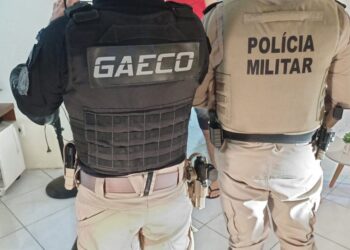 Dois PMs são presos por agredir e ameaçar matar testemunha no interior da Bahia