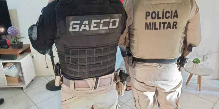 Dois PMs são presos por agredir e ameaçar matar testemunha no interior da Bahia