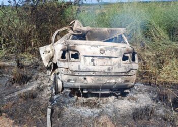 Carro pega fogo após batida e quatro pessoas morrem na Bahia