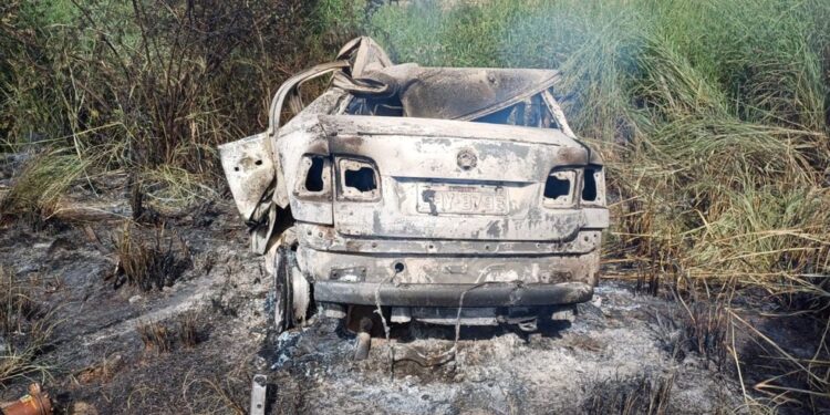 Carro pega fogo após batida e quatro pessoas morrem na Bahia