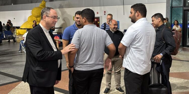 Arcebispo de Salvador embarca para o Vaticano após morte do papa; cardeal participará do Conclave