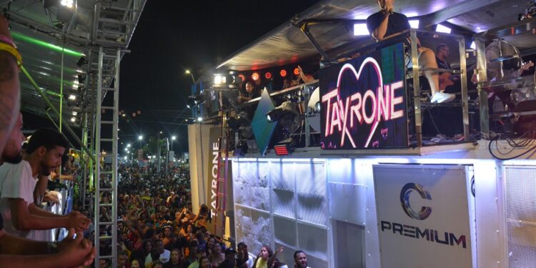 Romantismo de Tayrone contagia o circuito Maneca Ferreira na segunda noite da Micareta