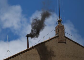 Ainda sem papa: fumaça preta volta a sair da chaminé da Capela Sistina; votações do conclave serão retomadas à tarde