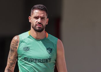 Fluminense rescinde contrato com Renato Augusto