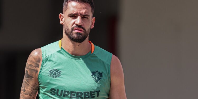 Fluminense rescinde contrato com Renato Augusto