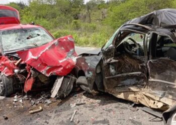 Tio e sobrinho morrem após colidirem carros na BA; jovem perdeu controle da direção e bateu em veículo dirigido pelo parente