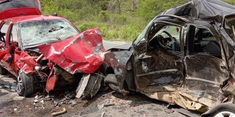 Tio e sobrinho morrem após colidirem carros na BA; jovem perdeu controle da direção e bateu em veículo dirigido pelo parente