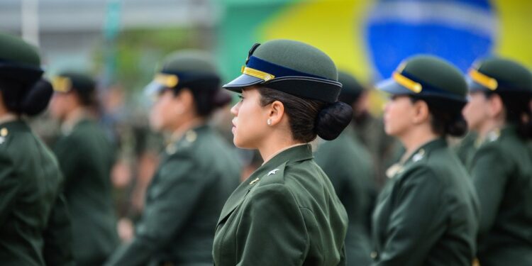 Alistamento militar feminino: meninas que completam 18 anos em 2025 têm até 30 de junho para se inscrever