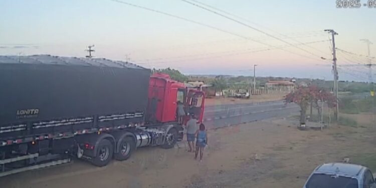 Casal morre e criança fica ferida após motorista perder controle de carreta e bater em imóvel na Bahia