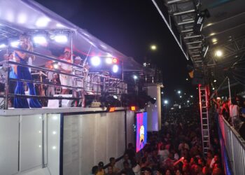 Claudia Leitte se emociona ao puxar trio elétrico em micareta de cidade onde morou e estreou há 30 anos: ‘sou criança de novo aqui