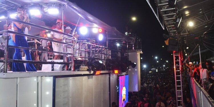 Claudia Leitte se emociona ao puxar trio elétrico em micareta de cidade onde morou e estreou há 30 anos: ‘sou criança de novo aqui