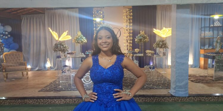 Rafaela completou 15 anos com uma festa  belíssima