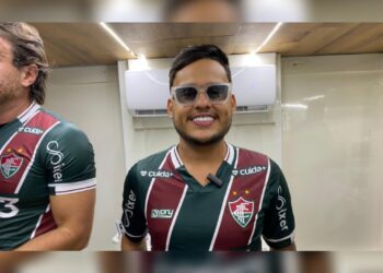 Sob forte chuva, Thiago Aquino e Timbalada animam multidão no Arrastão da Micareta de Feira