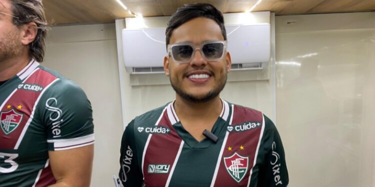 Sob forte chuva, Thiago Aquino e Timbalada animam multidão no Arrastão da Micareta de Feira