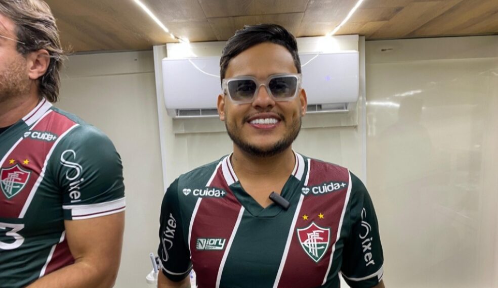 Sob forte chuva, Thiago Aquino e Timbalada animam multidão no Arrastão da Micareta de Feira